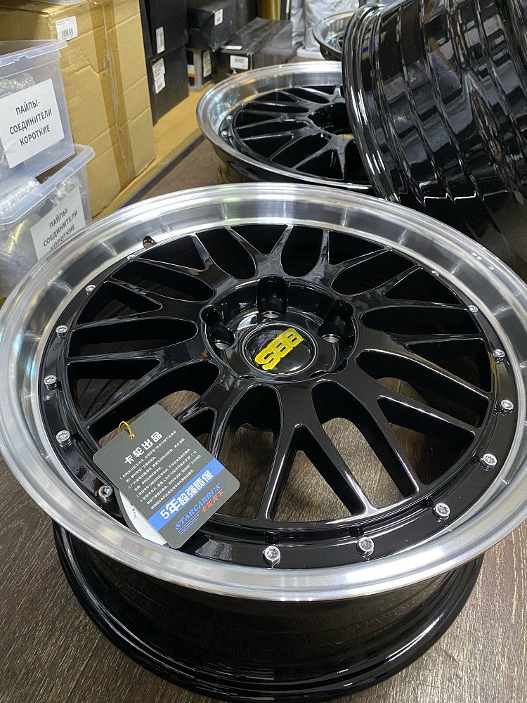 картинка Новые диски BBS LM R17 J7.5 ET38 5x114,3 черные с полировкой от магазина  StreetTuning