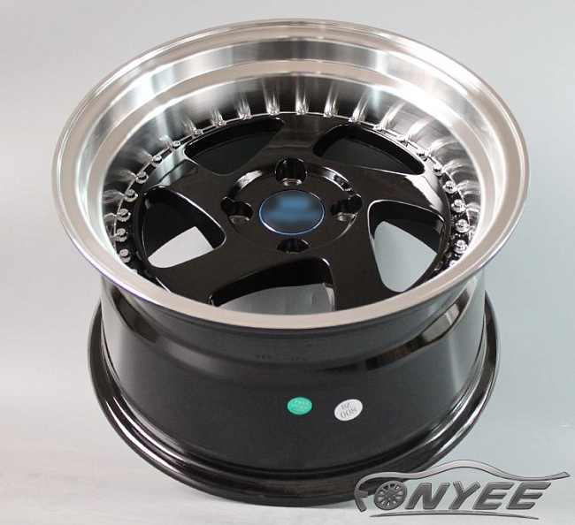 картинка Новые диски Rotiform TMB Flat R15 4х100 ET17 J8,5 черный глянец + серебристые болтики магазин  StreetTuning 