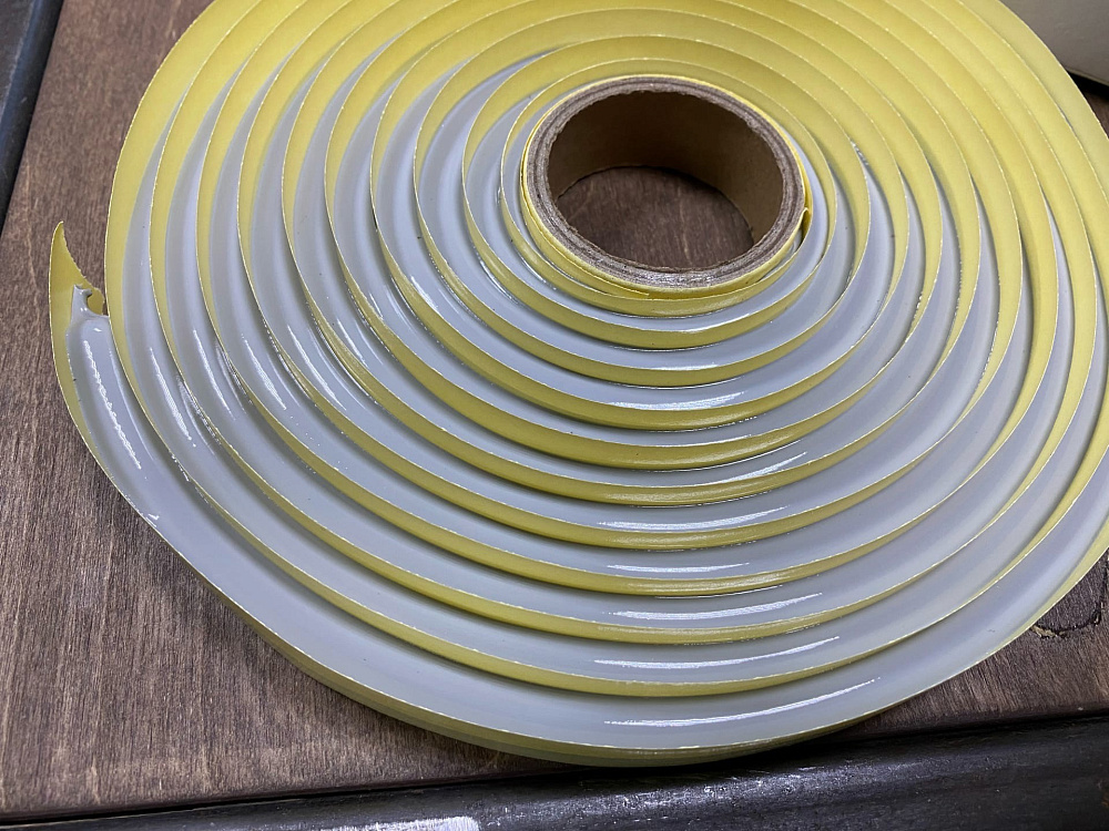 картинка Герметик для фар терморазмягчаемый ленточный Hot-Melt Adhesive, серый от магазина  StreetTuning