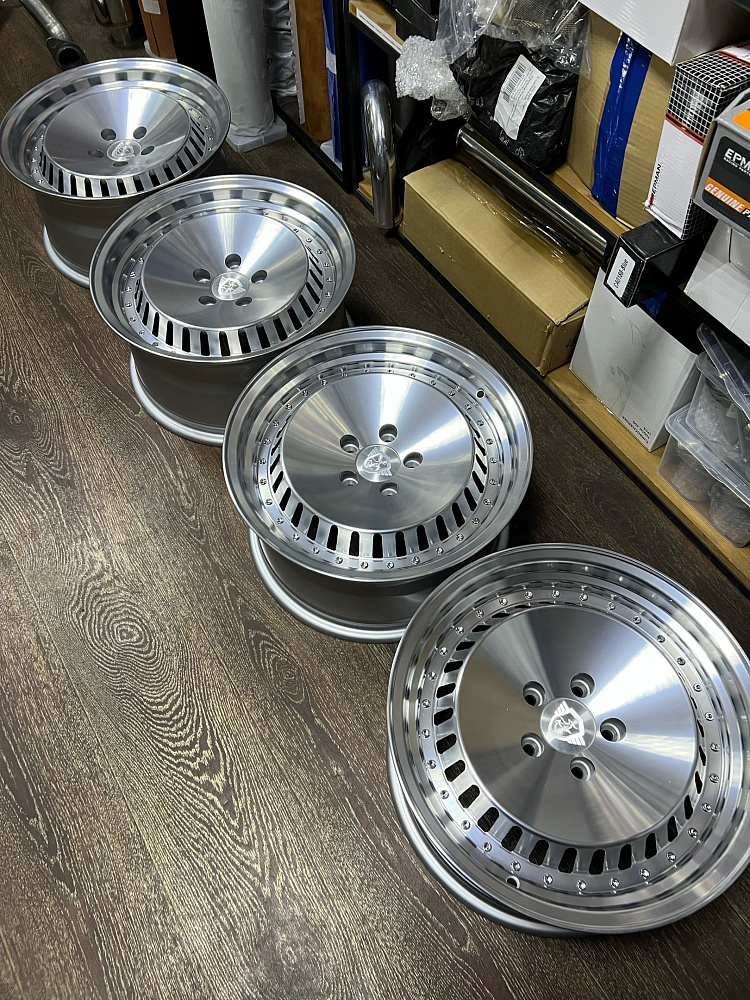 картинка Новые диски Stuttgart ST4 R16 J8 ET25 5X105 серебро от магазина  StreetTuning