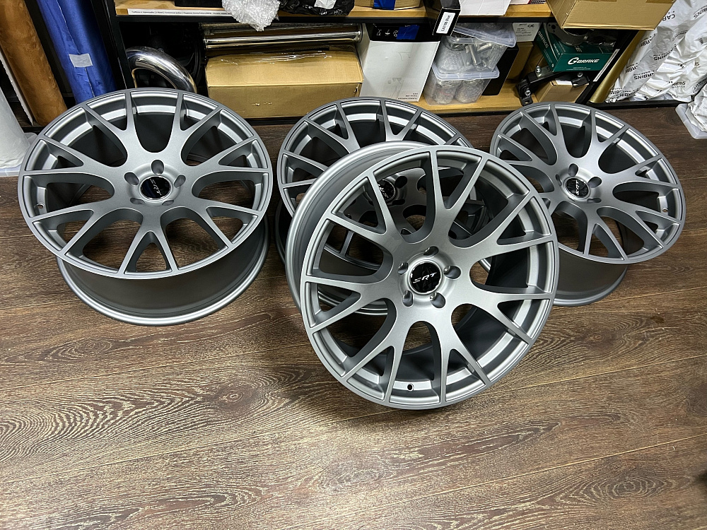 картинка Новые диски Hellcat SRT Syle R20 J9 ET18 5X114.3 серый мат от магазина  StreetTuning
