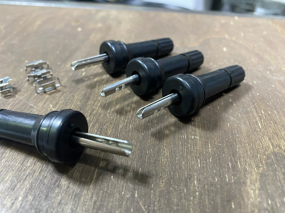 картинка Ниппели (вентили) под датчик, разборные TPMS-29, черные, 4 шт от магазина  StreetTuning